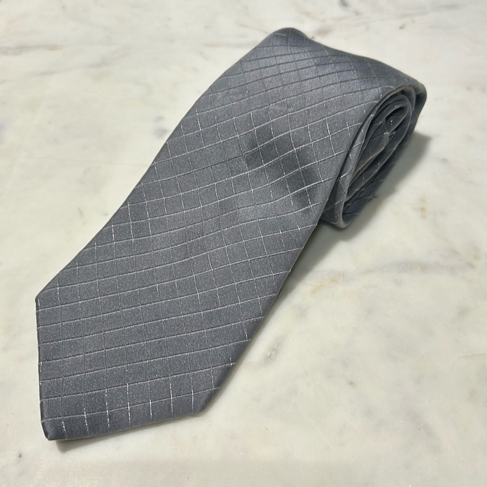 Grey accent diamond tie.